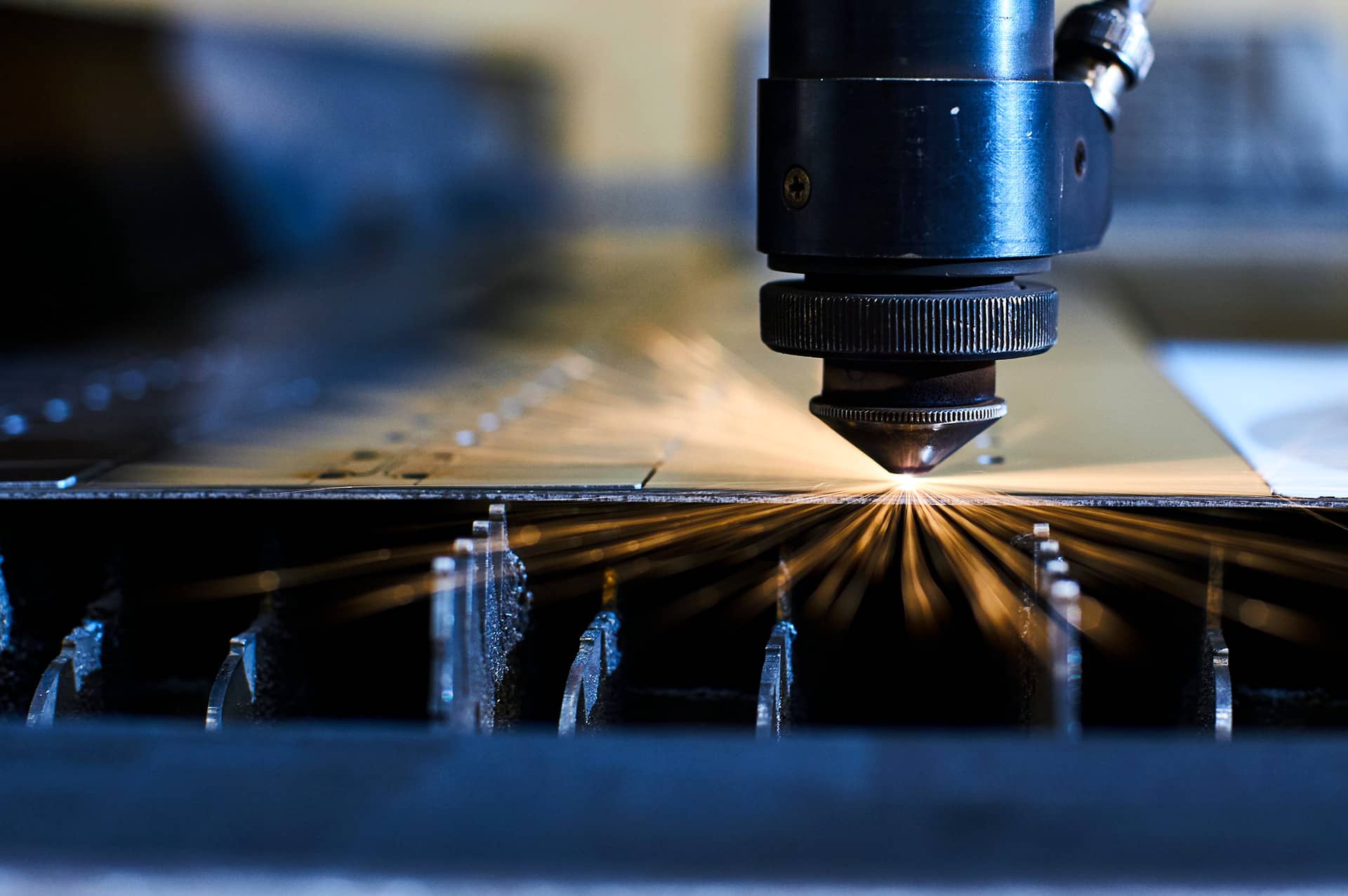 CNC-Laserschneiden von Metall in moderner Industrie