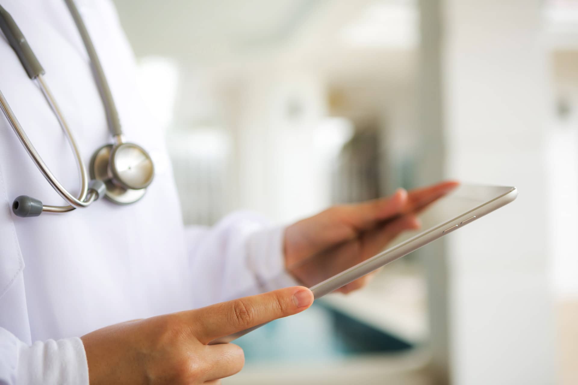 Arzt mit Tablet in der Hand